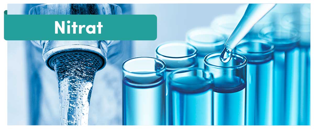 Nitrat-Titelgrafik mit sprudelndem Wasserhahn und blau gefüllten Reagenzgläsern im Labor