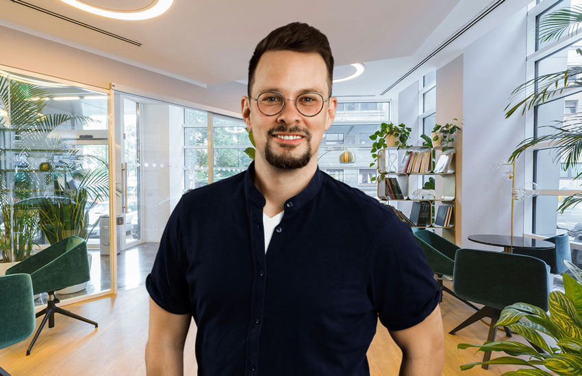Sebastian im Büro