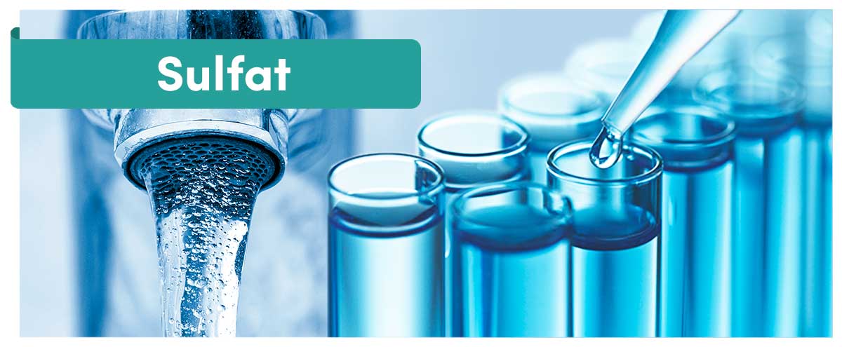 Titelgrafik „Sulfat“ – Wasserstrahl aus einem Hahn und Reagenzgläser mit Tropfpipette