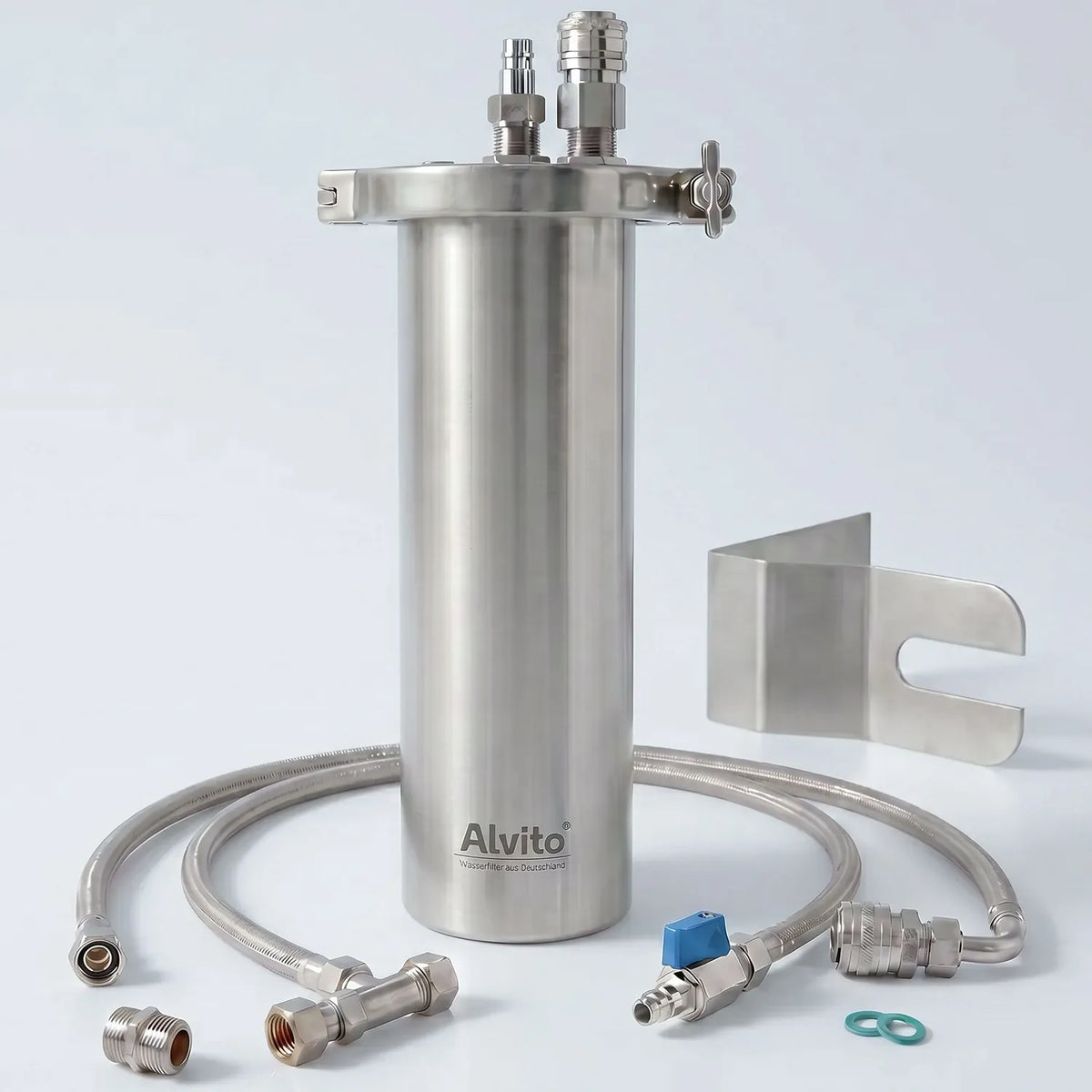 Alvito Inox T Einbaufilter freigestellt – gebürstetes Edelstahlgehäuse mit Wandbügel, zwei Edelstahlflexschläuche, Schnellkupplungen und Dichtungsringe; hellgrauer Hintergrund