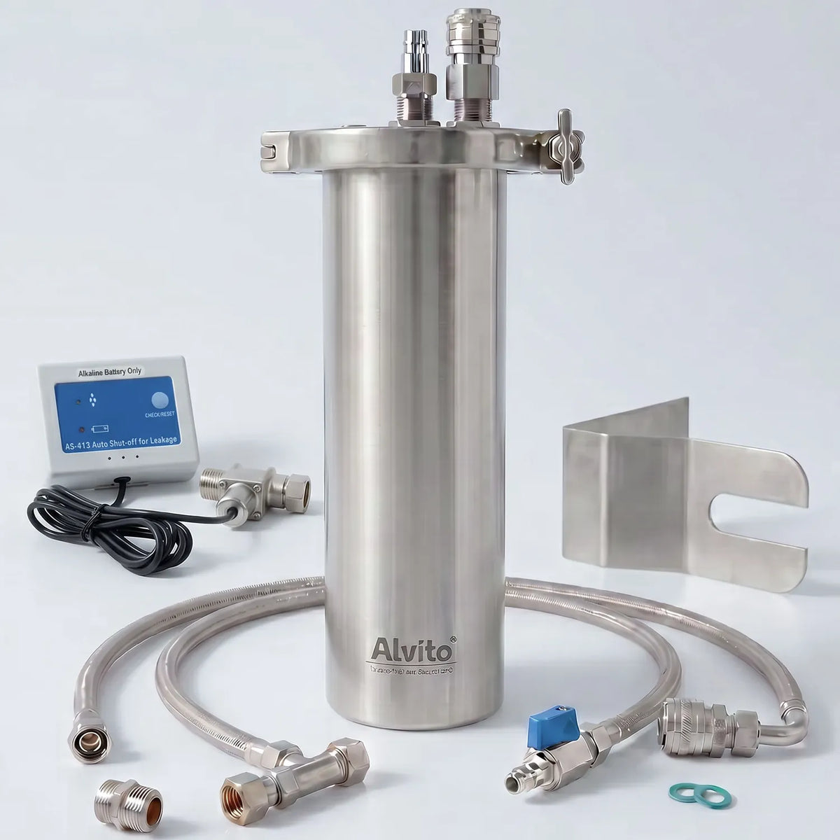 Alvito Inox T Einbaufilter Safe freigestellt – gebürstetes Edelstahlgehäuse mit Wandbügel, Schlauchsatz mit T-Stück sowie AS-413 Wasserstopp-Controller mit Sensorkabel; hellgrauer Hintergrund