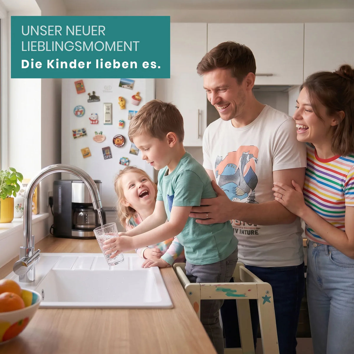 Familie in der Küche – Junge füllt ein Glas Wasser an der Armatur, Geschwister und Eltern lachen