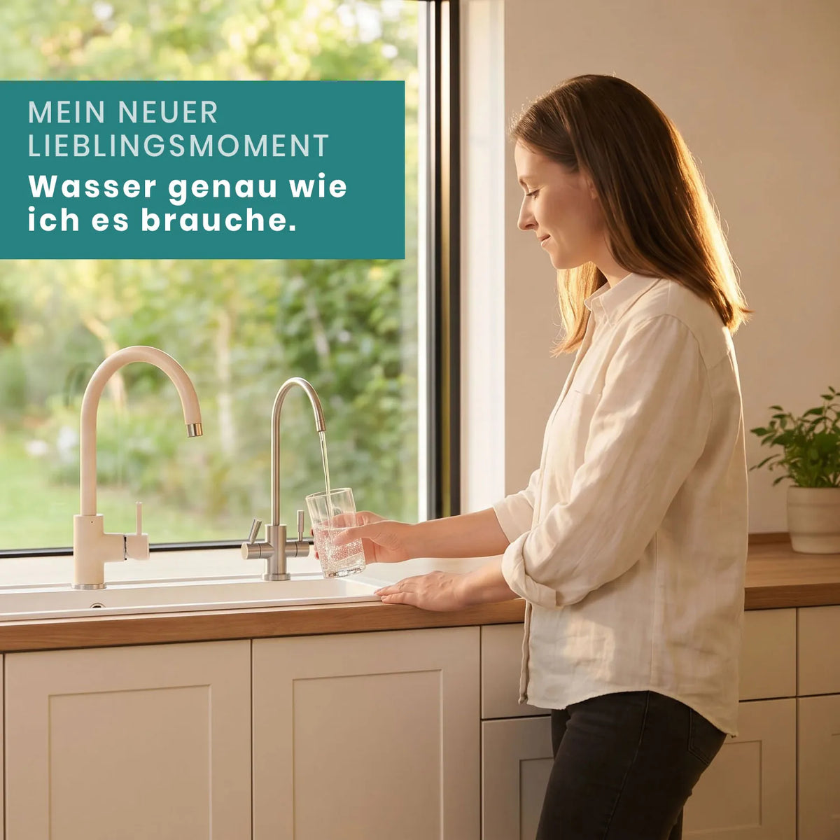 Frau füllt Glas am gebürsteten Edelstahl-Beistellhahn (Milena) in moderner heller Küche; zweiter Küchenmischer daneben sichtbar; Text-Overlay: „Mein neuer Lieblingsmoment – Wasser genau wie ich es brauche."