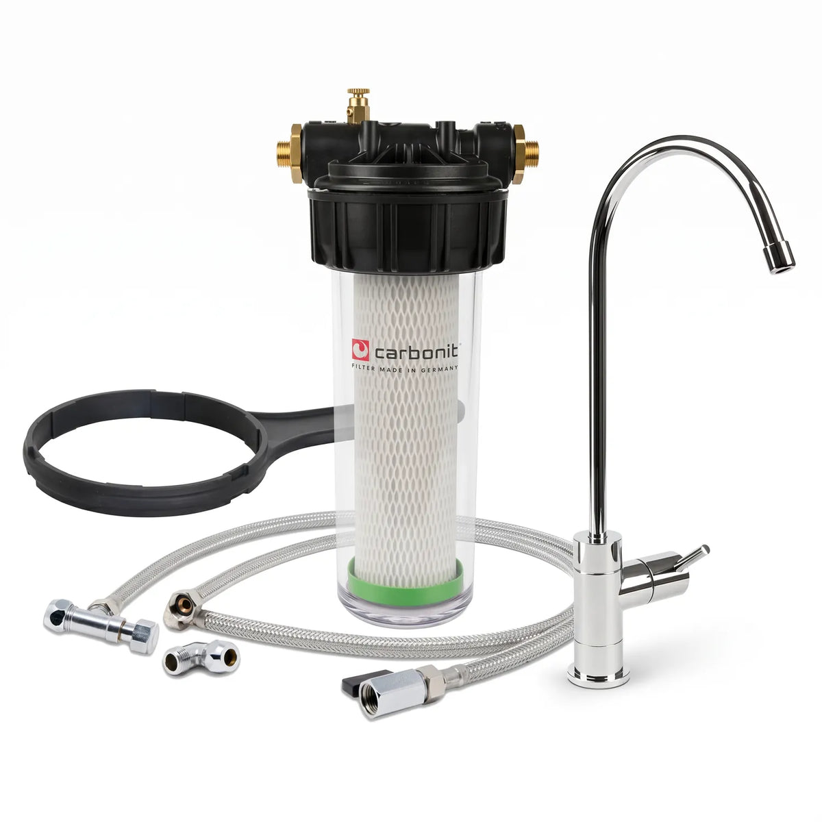Carbonit Vario Classic Einbaufilter-Set freigestellt – transparentes Gehäuse mit NFP-Premium-Kartusche (Kreuzstruktur, grüner Ring), schwarzer Kopf mit Messing-Gewindestutzen, schwarzer Ringschlüssel und Wandhalterung, Chrom-Trinkhahn (Schwanenhals), zwei Edelstahlschläuche; weißer Hintergrund