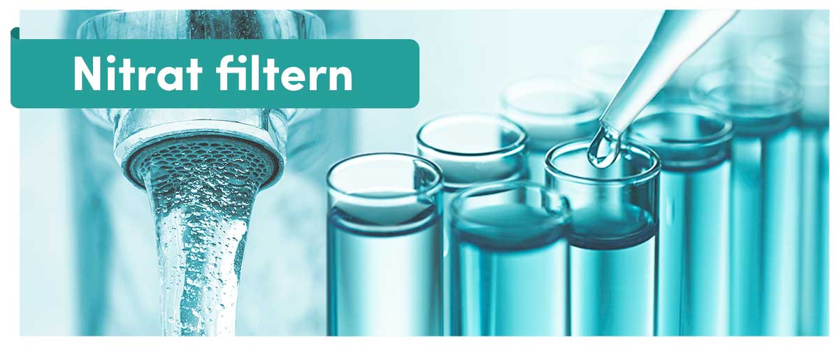 Nitrat filtern – Titelbanner mit Wasserstrahl aus dem Hahn und Laborgläsern in Türkis