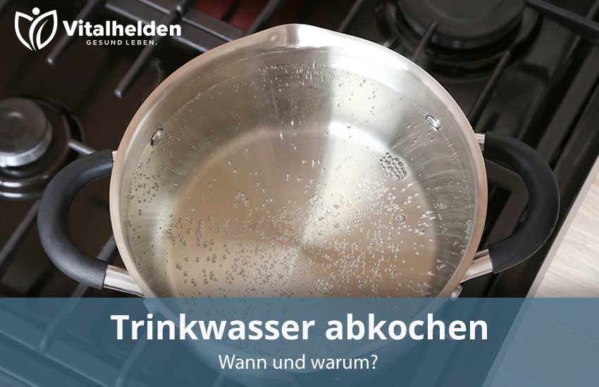 Titelgrafik „Trinkwasser abkochen – wann und warum?“ mit Topf voll Wasser auf dem Gasherd