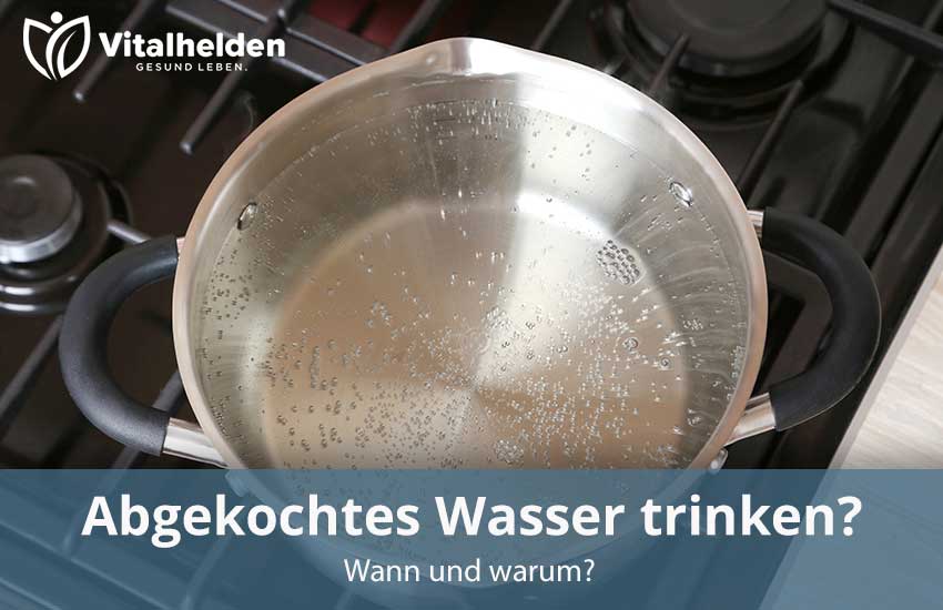 Abgekochtes Wasser trinken? – Edelstahltopf mit heißem Wasser und Bläschen auf dem Gasherd