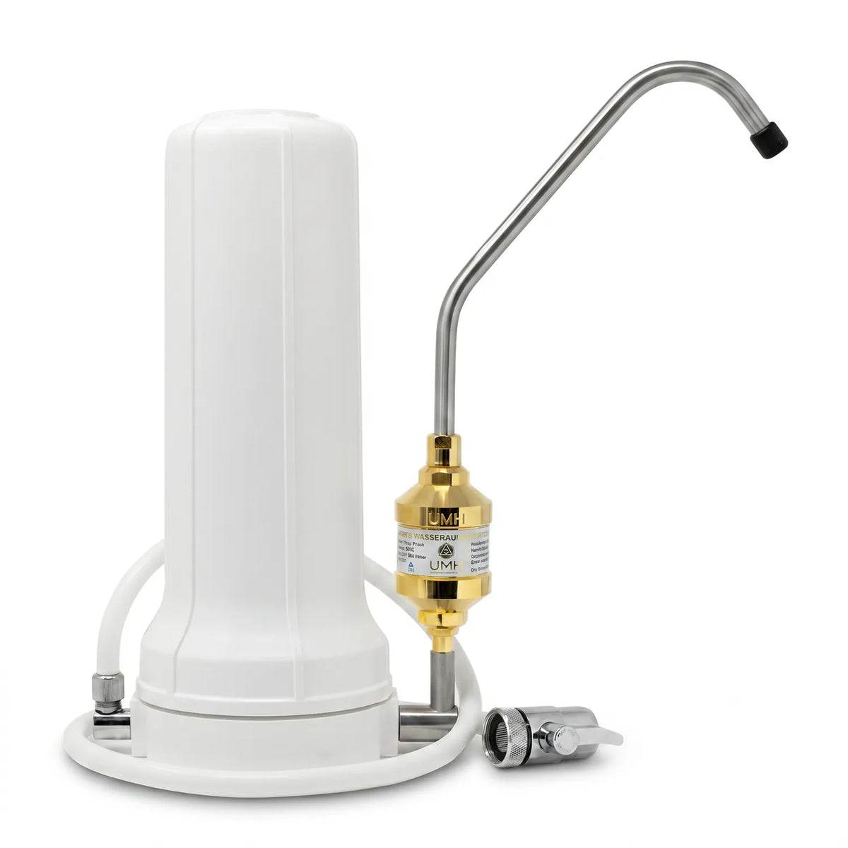 Alvito Auftischfilter mit UMH Pure Inline-Vitalisierer freigestellt – weißes Filtergehäuse mit Edelstahlauslauf, goldener UMH Pure Inline-Zylinder am Auslauf, weißer Hintergrund