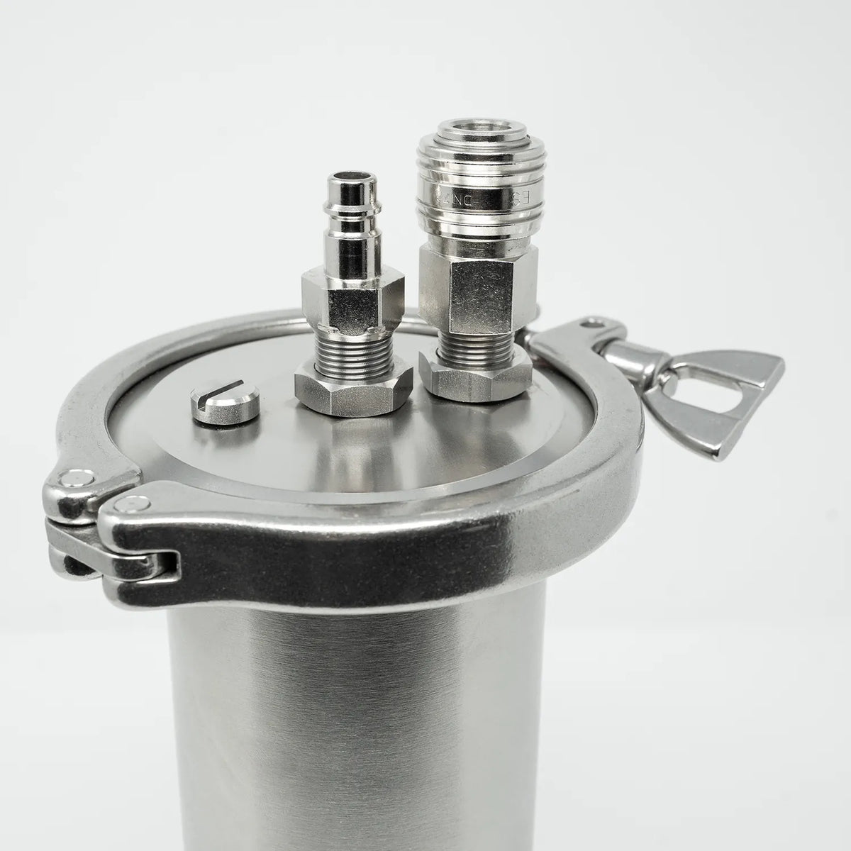 Nahaufnahme Alvito Inox T Deckel – mit Gelenkschellenverschluss, zwei Schnellkupplung-Fittings (Stecker und Buchse) und Entlüftungsschraube; grauer Hintergrund