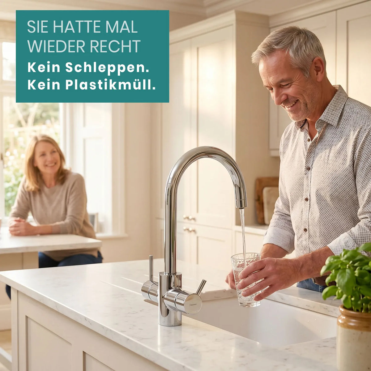 Älterer Mann füllt Glas am Chrom-Hahn in weißer Küche mit Marmorarbeitsplatte; ältere Frau lächelt im Hintergrund; Text-Overlay: „Sie hatte mal wieder recht – Kein Schleppen. Kein Plastikmüll."