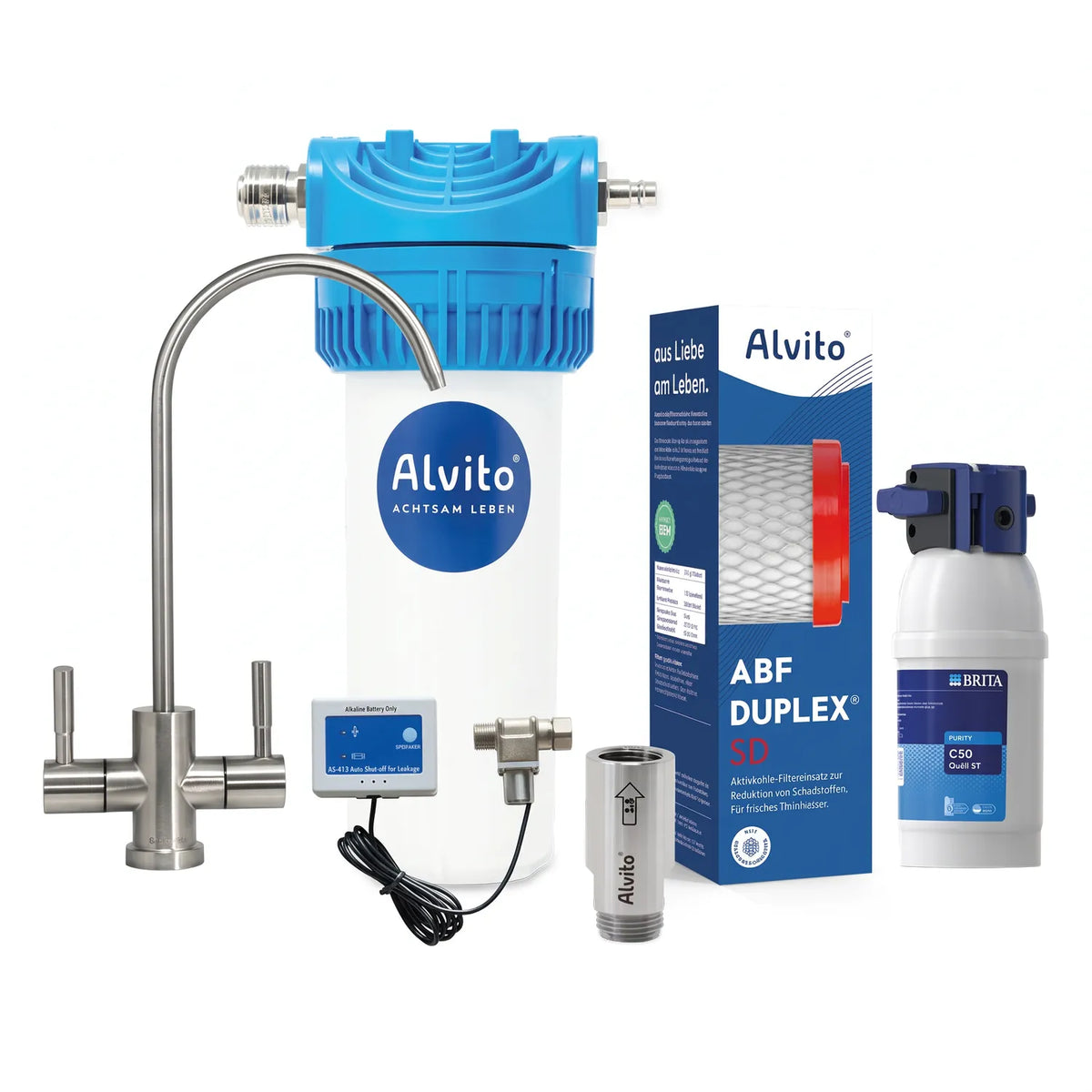 Einbaufilter Set Split Complete freigestellt – Alvito Filtergehäuse (blau/weiß) mit AS-413 Modul, gebürsteter Edelstahl-Beistellhahn (Schwanenhals, zwei Hebel), Inline-Wirbler (Edelstahlzylinder), ABF Duplex SD Kartusche (rote Kappen) mit Karton, Brita Purity C50 Quell Kalkfilter; grauer Hintergrund