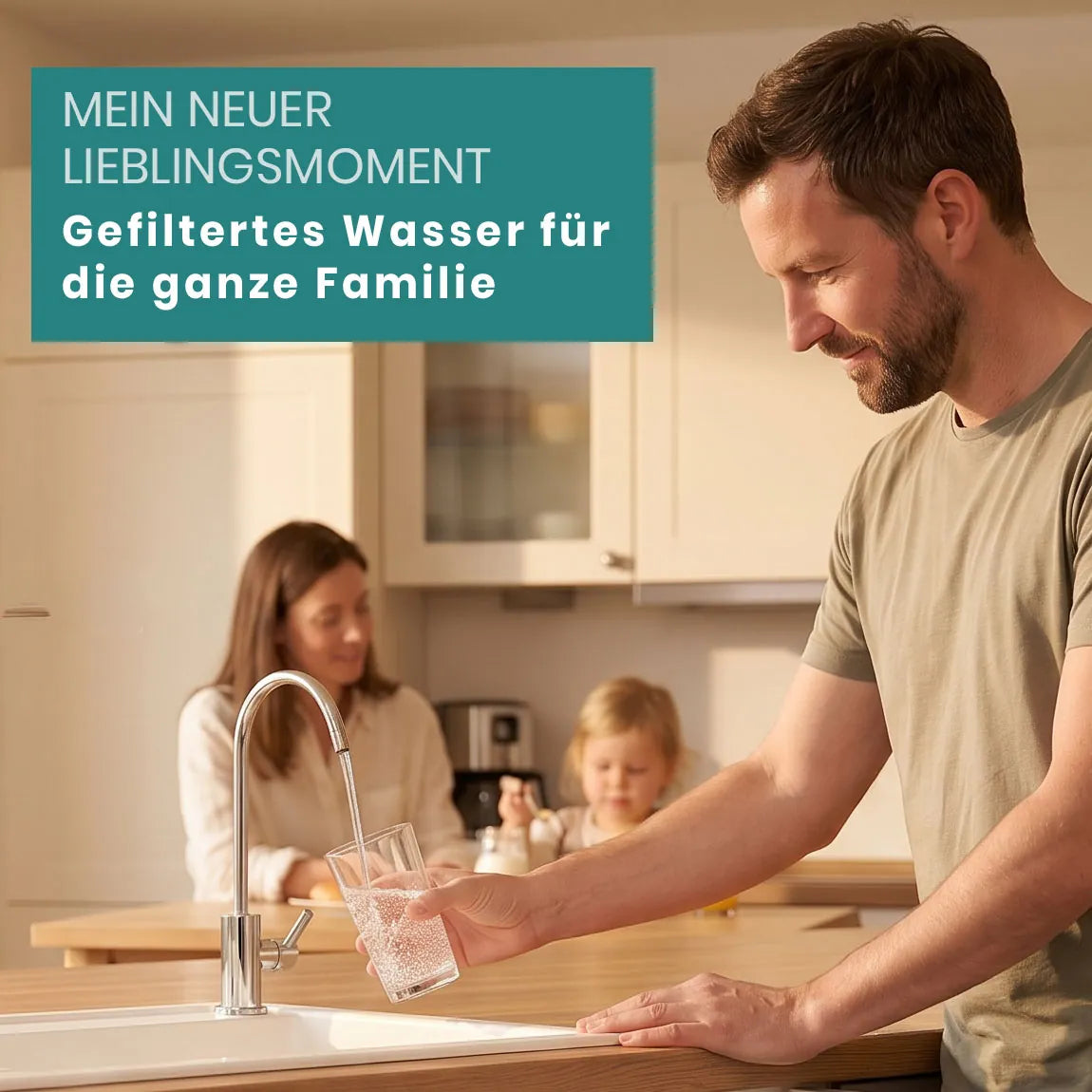 Bärtiger Mann füllt Glas am Chrom-Hahn, lächelt; Frau und Kind im Hintergrund in warmer Küche; Text-Overlay: „Mein neuer Lieblingsmoment – Gefiltertes Wasser für die ganze Familie"