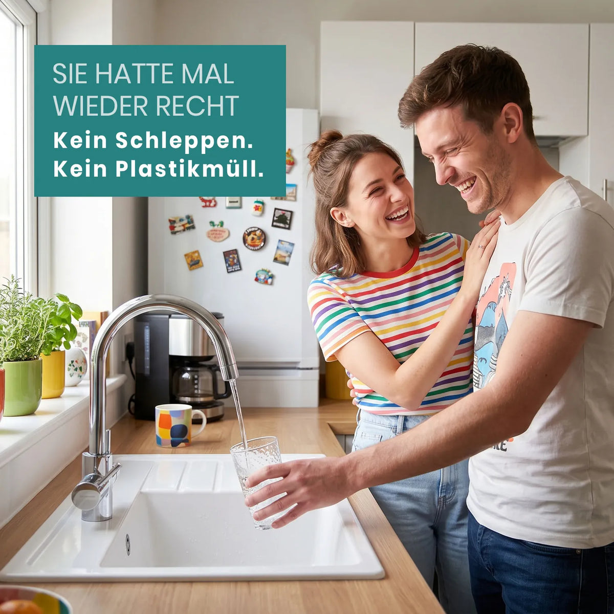 Lächelndes Paar am Hahn: Frau im Regenbogen-Shirt umarmt Mann im weißen T-Shirt, der Glas füllt – bunte Kühlschrankmagnete und Kaffeemaschine im Hintergrund; Text-Overlay: „Sie hatte mal wieder recht – Kein Schleppen. Kein Plastikmüll."