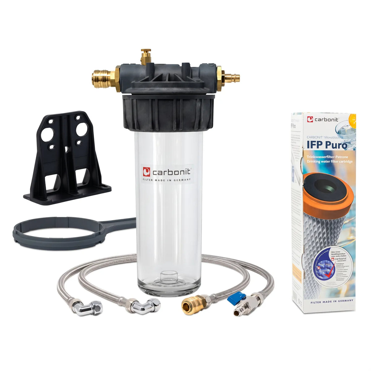 Carbonit Vario-HP Universal Einbaufilter-Set freigestellt – transparentes Gehäuse, schwarzer Kopf mit Messing-Stutzen, schwarzer Wandbügel, grauer Schlüssel, zwei Schläuche und IFP-Puro-Verpackungskarton (Carbonit-Logo, orange Kartusche); weißer Hintergrund