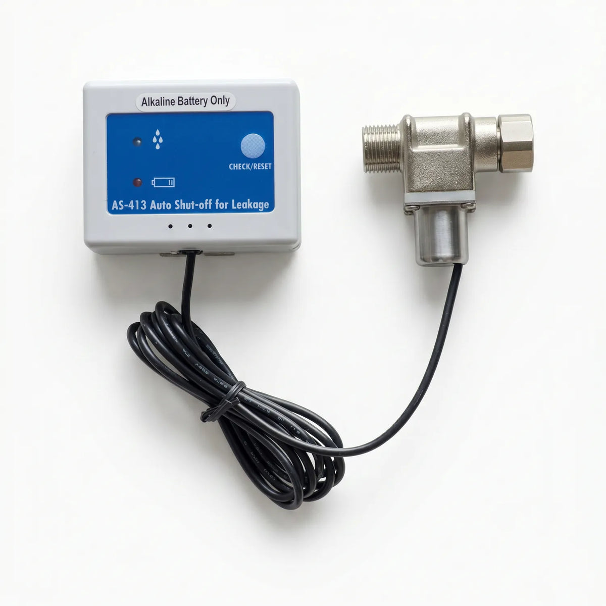 Nevo AquaStop AS-413 freigestellt – weißes Steuergerät mit blauem Bedienfeld „AS-413 Auto Shut-off for Leakage", „Alkaline Battery Only", CHECK/RESET-Taste; verbunden per schwarzem Kabel mit 3/8″-Edelstahl-Eckventil-Anschluss; hellgrauer Hintergrund